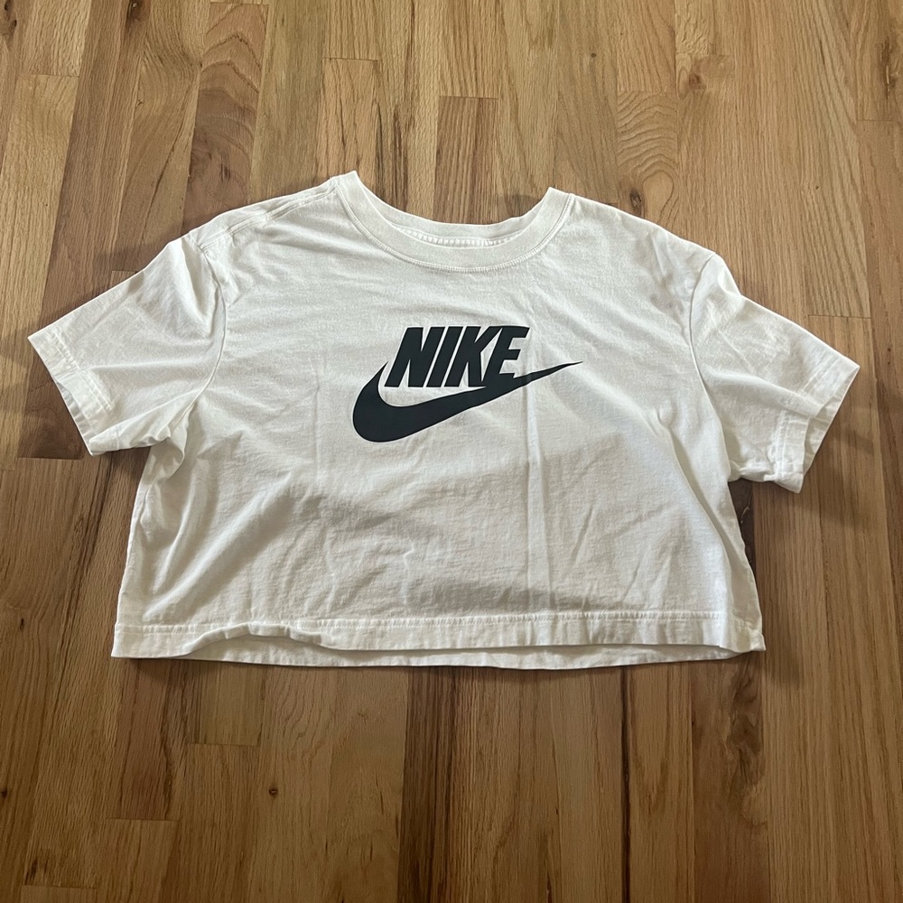 Nike Cropped White Women’s Short Sleeve Tee Size MEDIUM